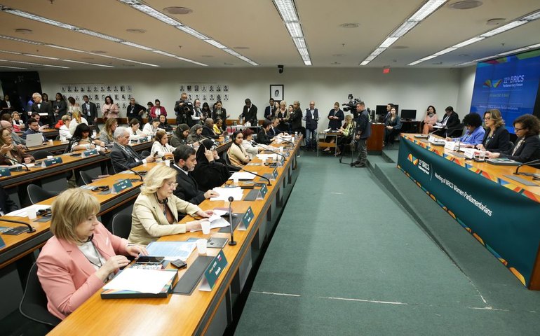 Parlamentares do Brics discutem multilateralismo, comércio e IA