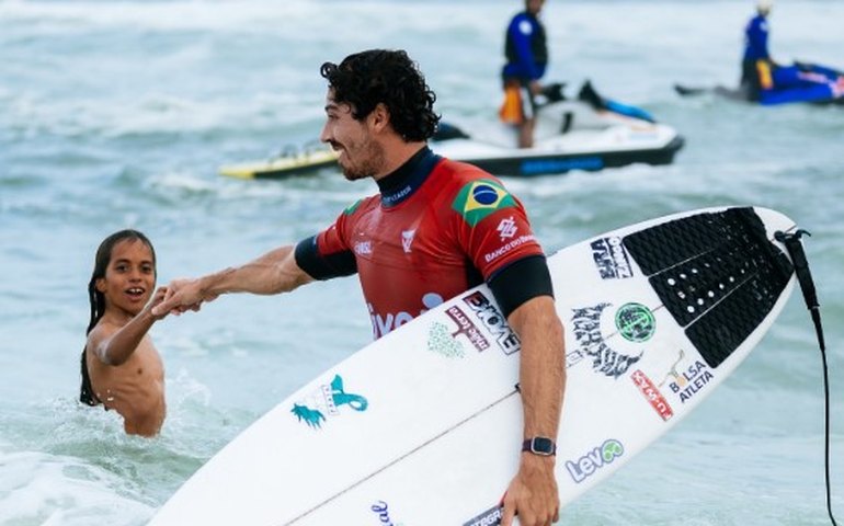Yago Dora supera Ítalo Ferreira em final brasileira e conquista a etapa de Peniche no surfe