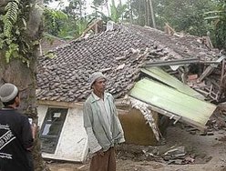 Moradores observam ruínas de suas casas, destruídas pelo forte terremoto que atingiu a Ilha de Java
