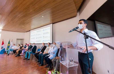Prefeito JHC participa da entrega de equipamento no HU e destaca avanços na saúde