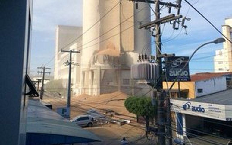 Maceió: Uma das torres do Moinho Motrisa desaba