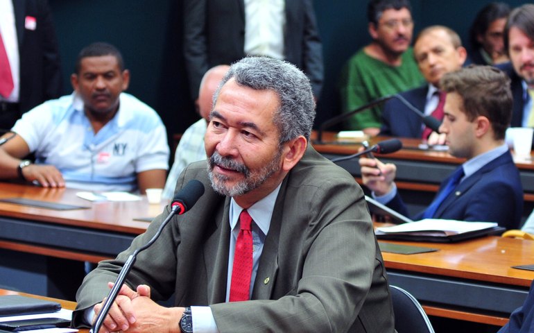 Paulão apresenta PEC que valoriza carreiras de fiscais e auditores
