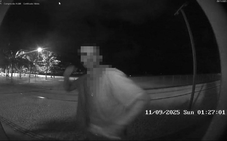 Homem é preso após danificar totem de videomonitoramento na orla de Maceió