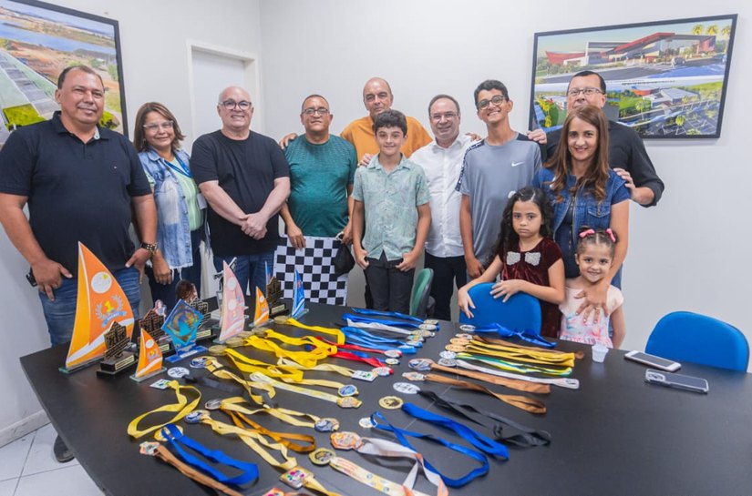Prefeito Luciano recebe arapiraquenses campeões brasileiros e panamericanos de xadrez