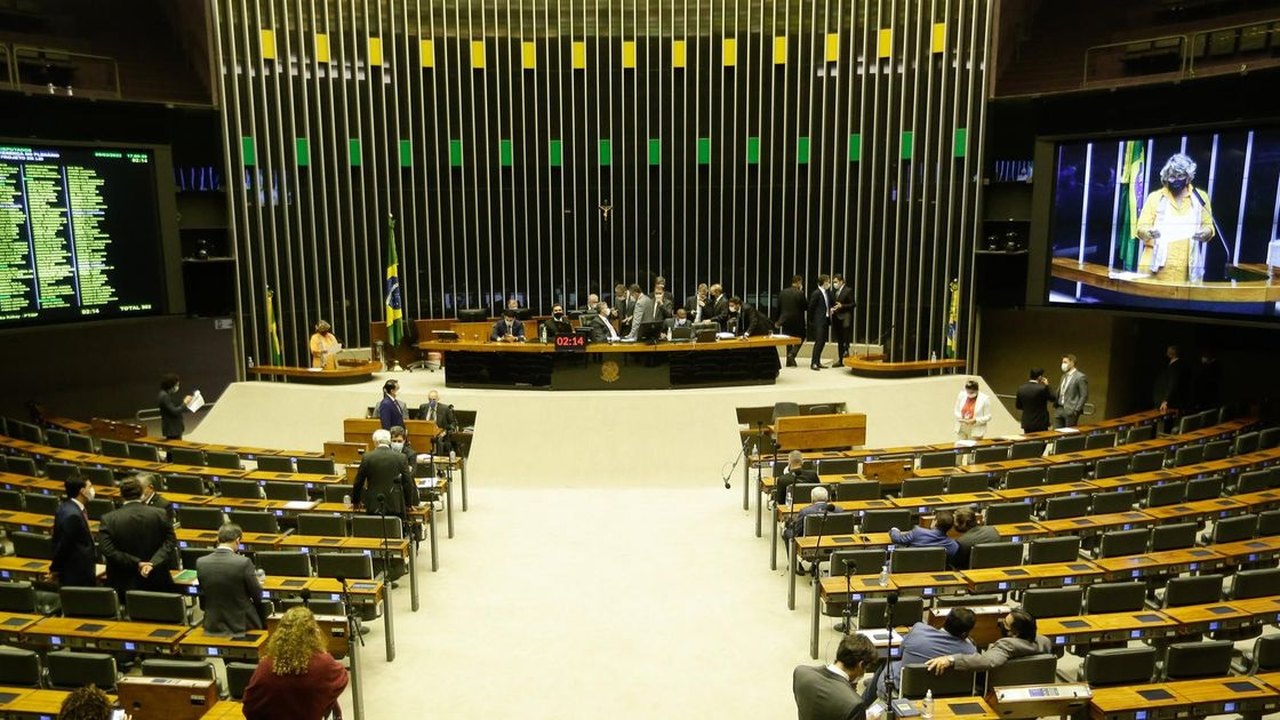 Câmara aprova urgência para projeto que pune institutos de pesquisas