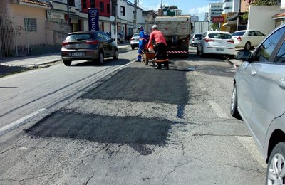 Operação tapa-buraco chega aos bairros da Pajuçara, Jatiúca, Prado e Serraria