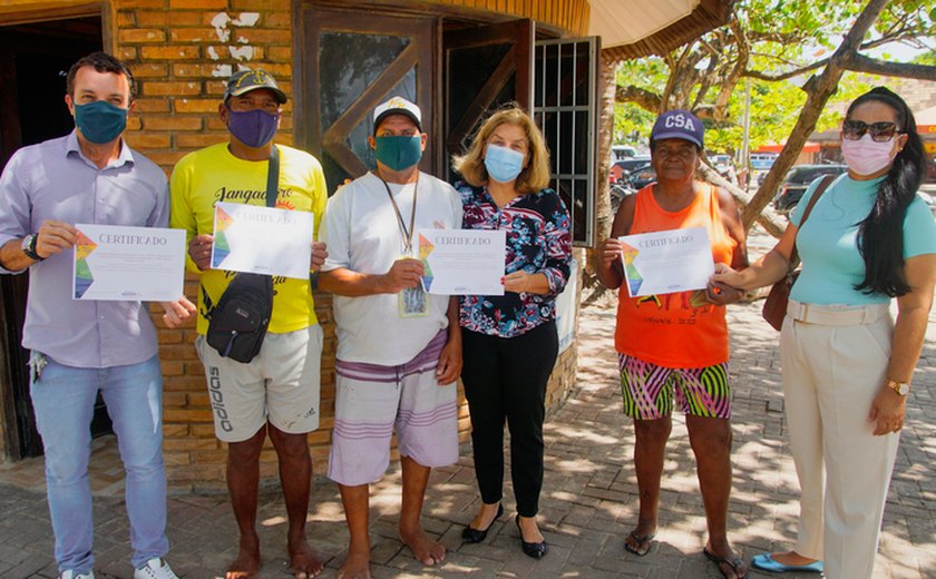 Secretaria de Turismo entrega 150 certificados de capacitação a jangadeiros