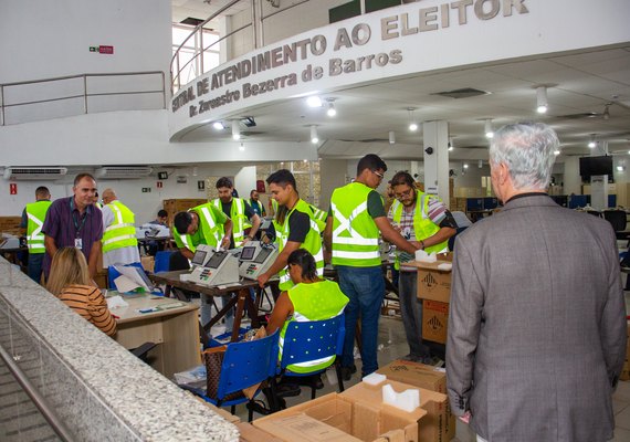 Presidente do TRE-AL acompanha procedimento de carga das urnas para as eleições 2024