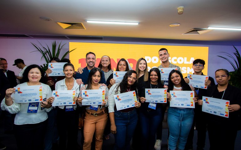 Governador comemora mais de 4.500 certificados entregues no primeiro ano da Escola de Turismo