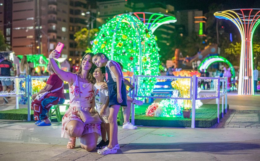 Maceioenses e turistas prestigiam decoração da Vila da Páscoa Iluminada