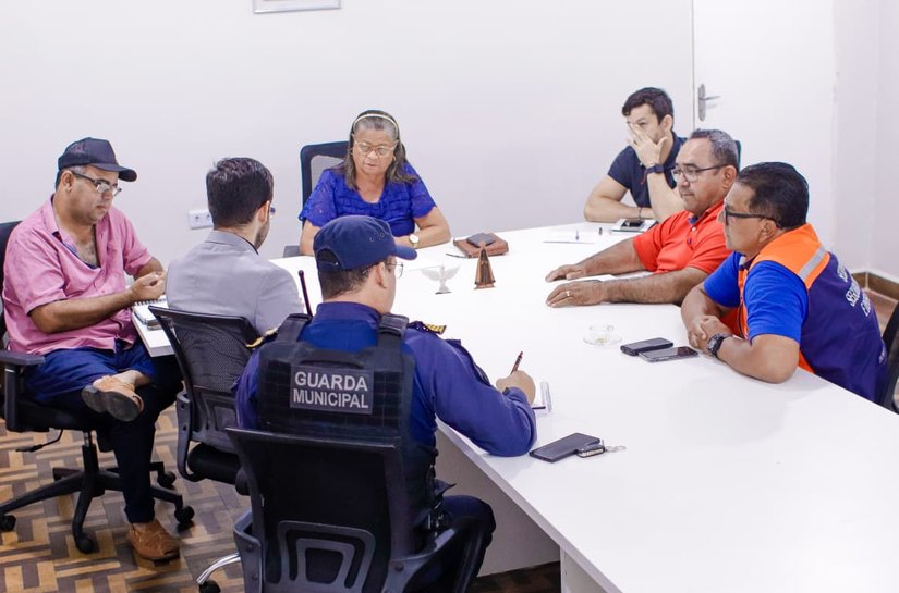 Prefeita Tia Júlia se reúne com delegado para discutir estratégias para mais segurança na cidade