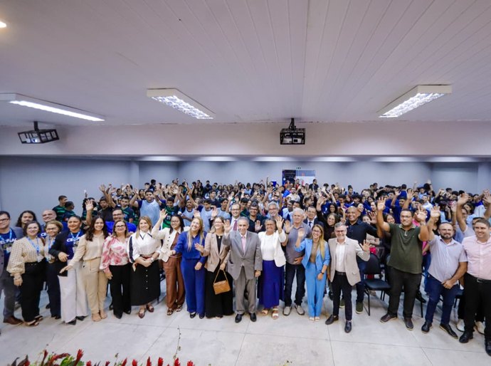 Alunos da rede participam de palestra sobre a importância do voto e prefeita Tia Júlia prestigia o momento