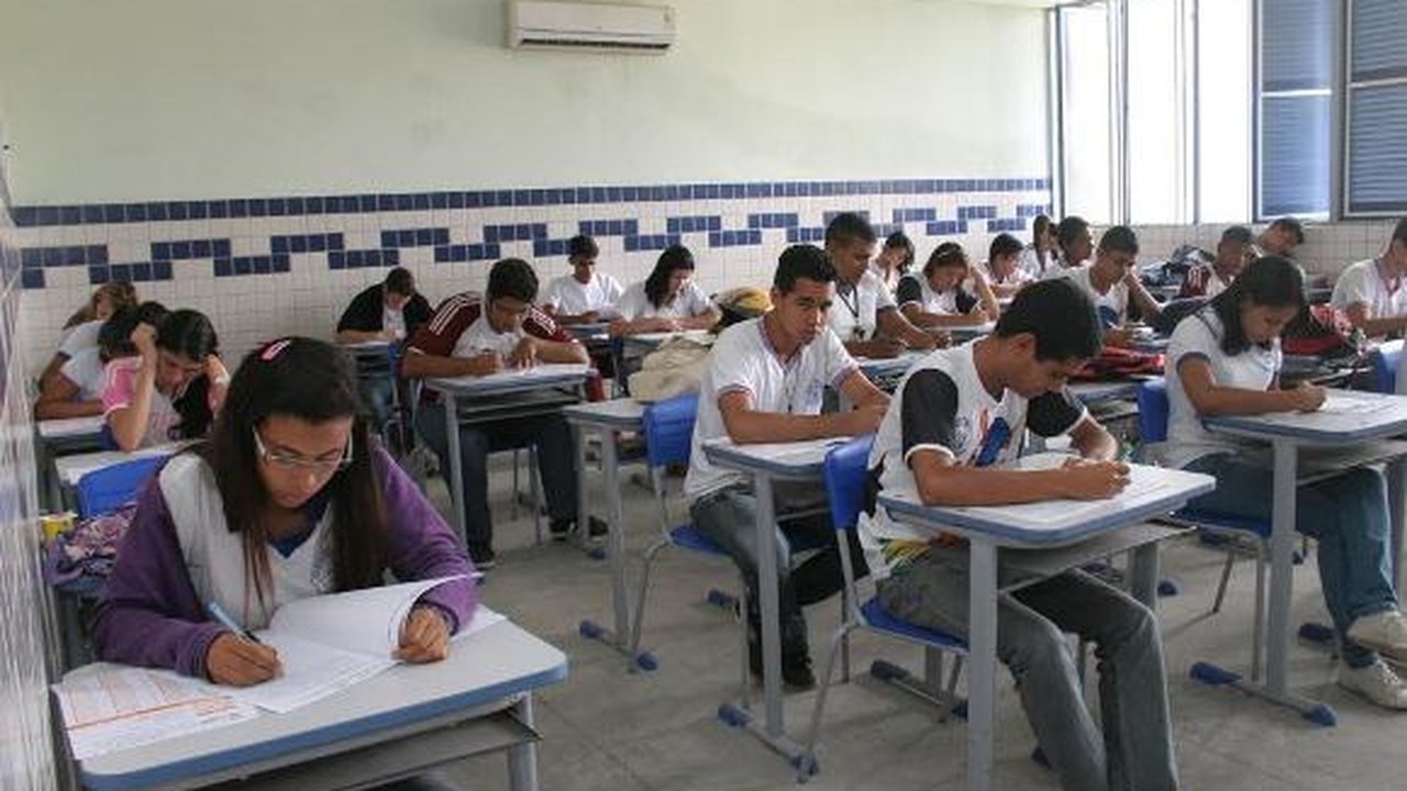 Ensino híbrido combina atividades presenciais e remotas com revezamento de alunos
