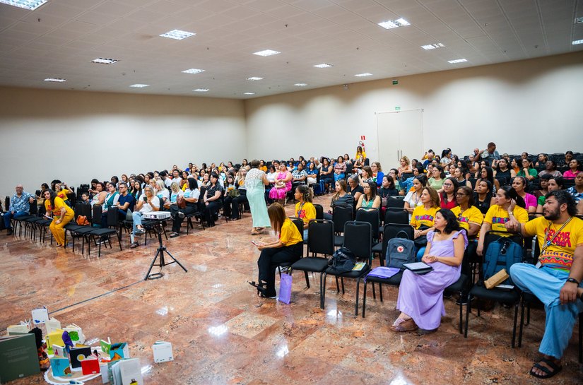 Seminário da Semed na Bienal destaca papel da leitura na primeira infância