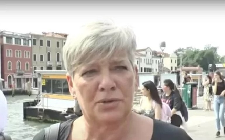 'Attenzione, pickpocket': mulher da voz do meme contra assaltantes tem celular roubado