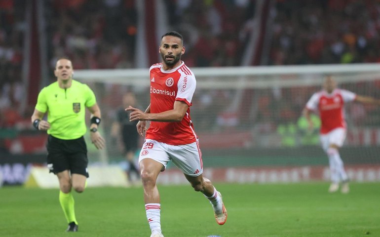 Thiago Maia leva prêmio Fair Play da Fifa por ajuda em enchentes no RS