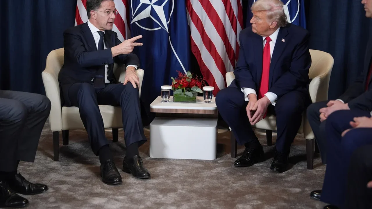 O secretário-geral da OTAN, Mark Rutte, demonstra ser o 'conselheiro de Trump' após negociações diplomáticas com Trump sobre a Groenlândia.