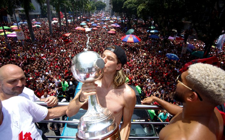De olho no Mundial de Clubes, Flamengo renova com lateral Filipe Luís até 2023