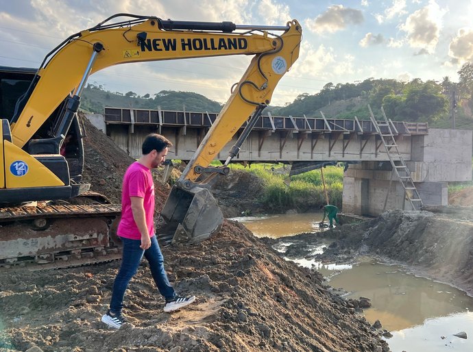 Prefeito de Santana do Mundaú acompanha andamento de obras na zona rural