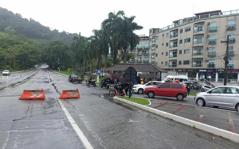Risco de deslizamento de terra interdita a Rio-Santos entre Ubatuba e Paraty