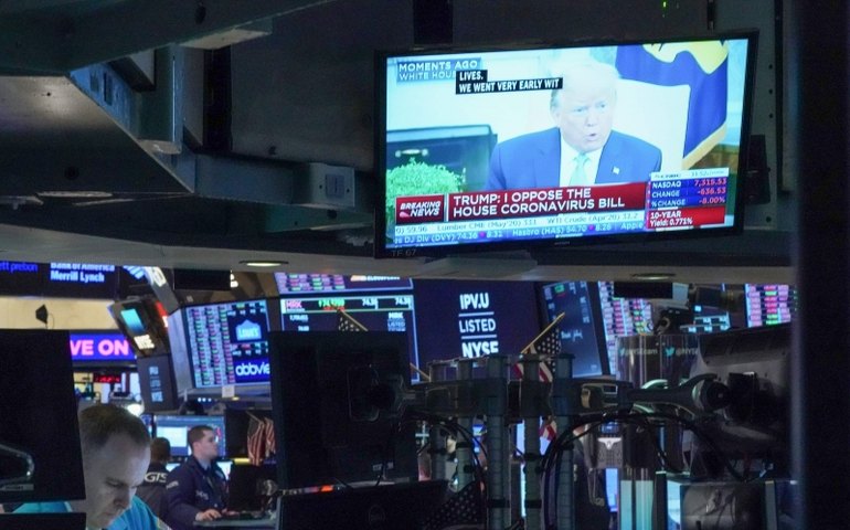 Bolsas de NY revertem ganhos e fecham sem direção única