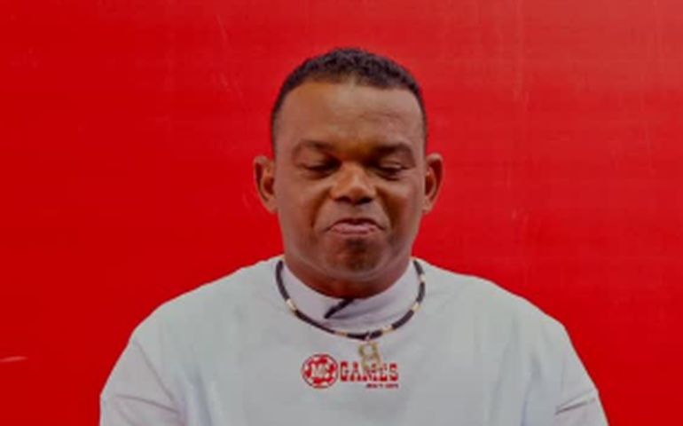 Carlinhos Bala chama Oswaldo de Oliveira de 'entregador de colete'; técnico ironiza e exibe lista de títulos