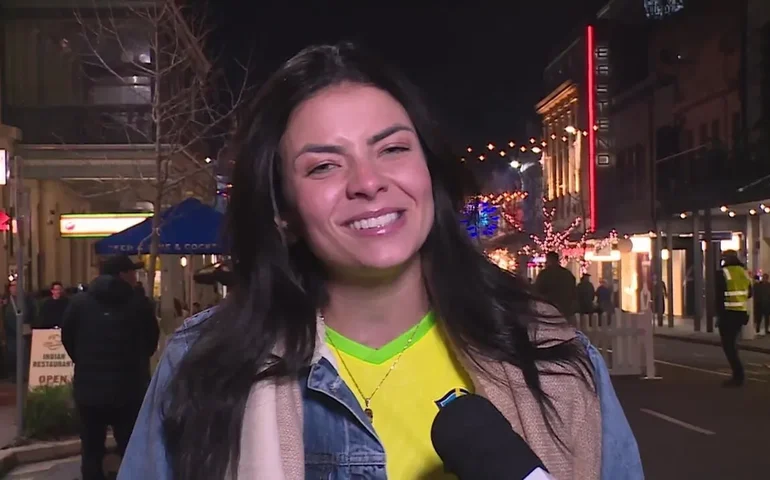 Namorada de Tamires, cantora Gabi Fernandes visita treina da seleção brasileira durante Copa do Mundo Feminina