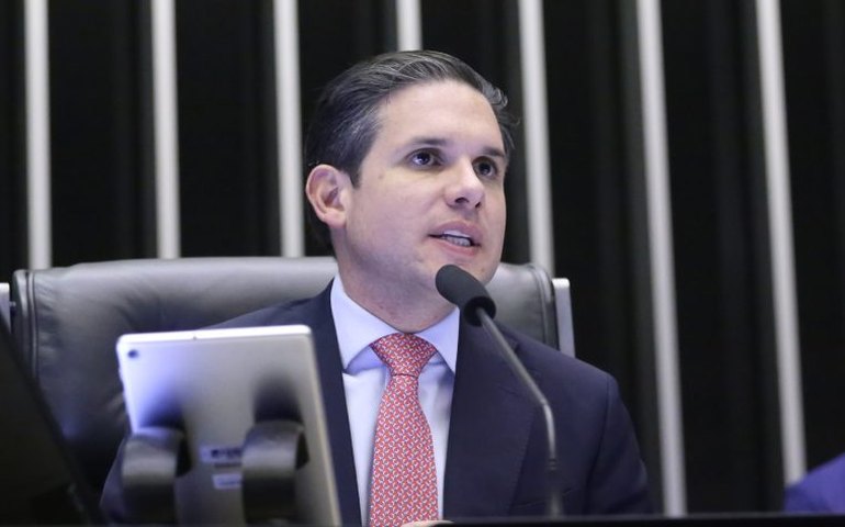 Câmara não vai aceitar cobrança de companhias aéreas por bagagem de mão, diz Hugo Motta