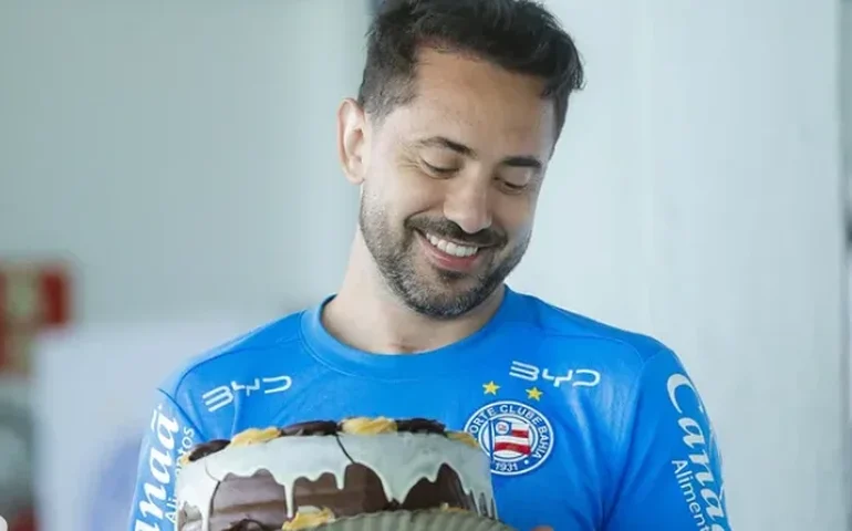 Everton Ribeiro é homenageado com bolo de aniversário durante treino do Bahia