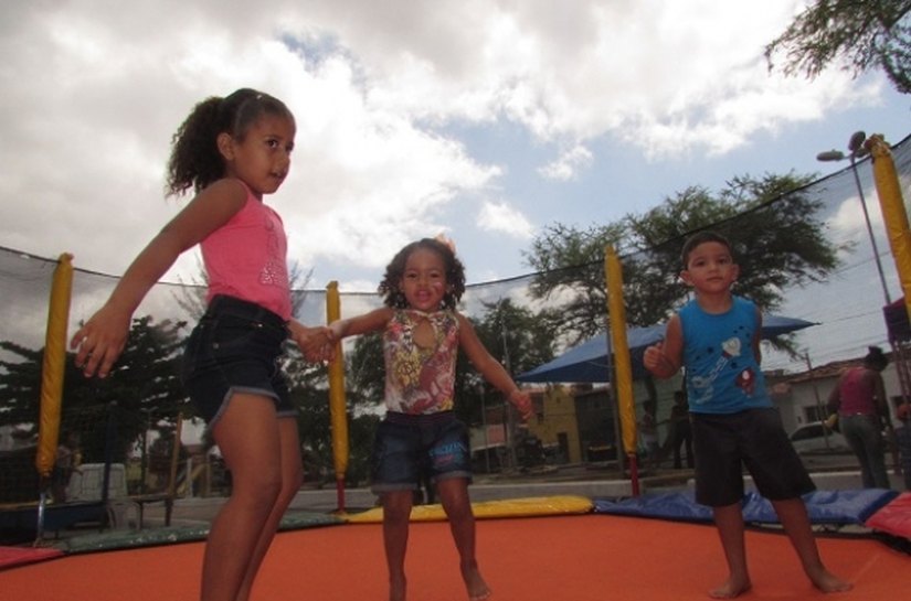 Esporte, saúde e lazer empolgam crianças em praça de Maceió