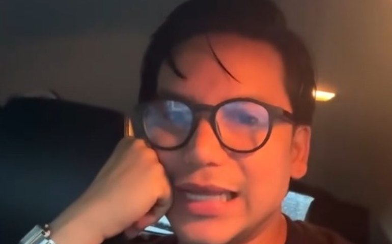 Carro de homem é inundado em Santo Domingo