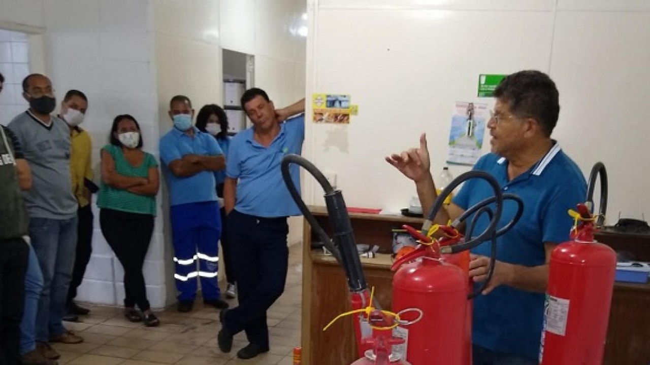 Prevenção: Casal substitui extintores e treina colaboradores contra princípio de incêndio