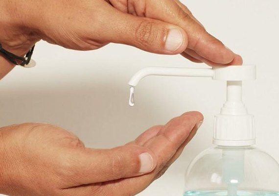 Álcool gel impróprio para consumo é identificado em comércios de Gramado