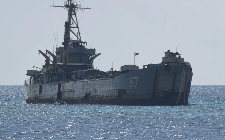 Navio chinês dispara canhões d'água contra barcos filipinos em área em disputa; vídeo