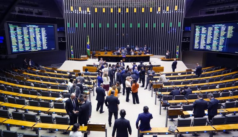 Câmara dos Deputados analisa proposta de combate às fake news