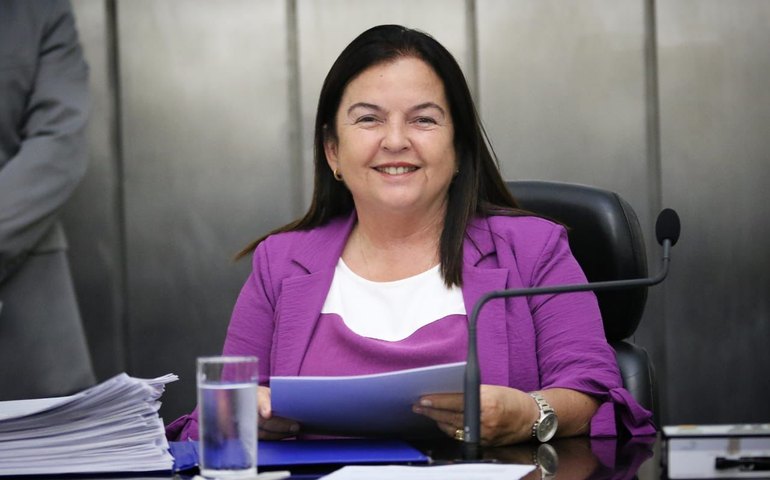 Fátima Canuto comemora sanção da lei que assegura direito de mães amamentarem durante provas de concursos