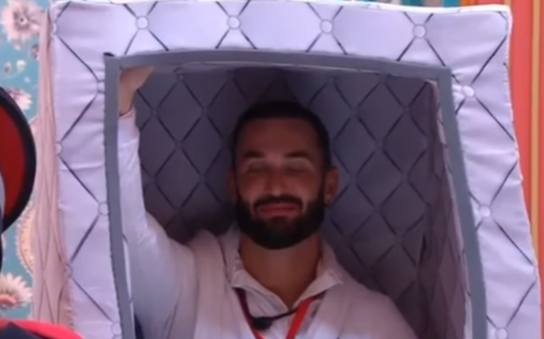 Diego Hypolito viraliza com fantasia de quarto branco do 'BBB 25'