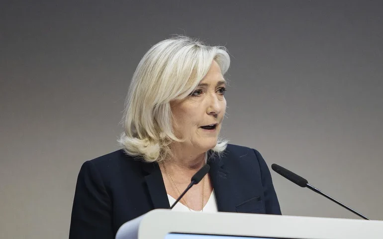 França: não há razão para Macron renunciar e é possível aprovar novo orçamento, diz Le Pen