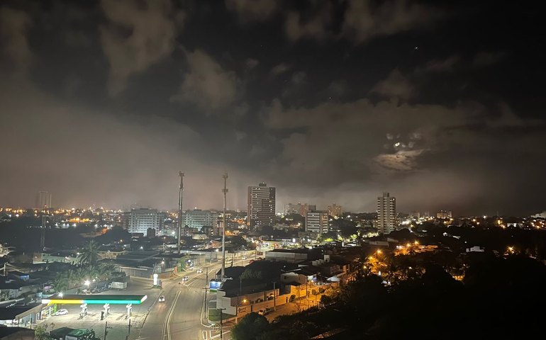 Incêndio no lixão de Jacarecica é sentido em toda a cidade