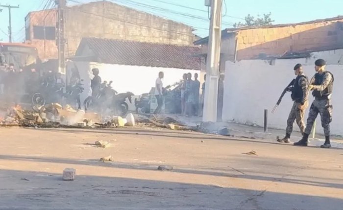 Manifestantes atearam fogo em pneus para impedir a circulação de veículos