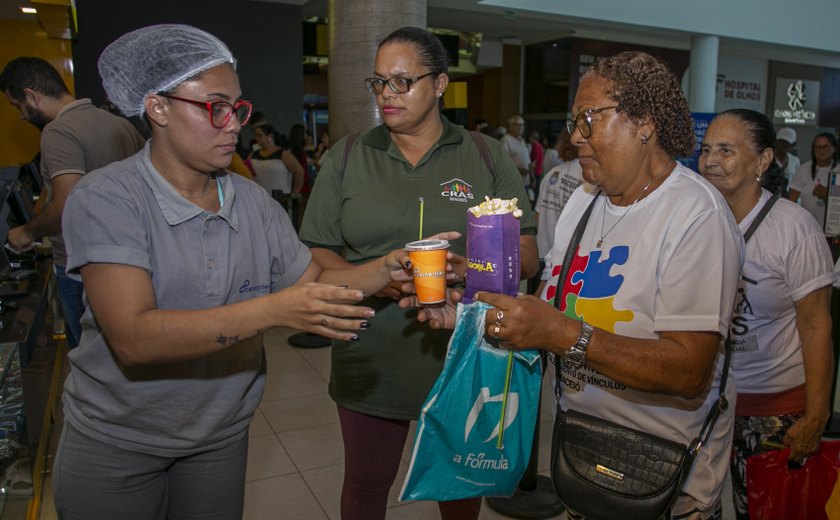 Cine Vovó garante momentos de lazer para idosos do Serviço de Convivência