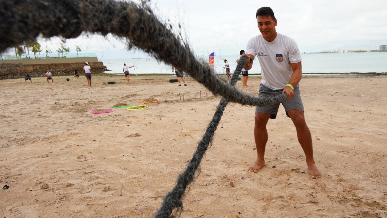 Policiais militares realizam treinamento funcional na praia de Ponta Verde