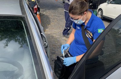 Carro utilizado em assalto na Ponta da Terra é periciado pelo Instituto de Criminalística