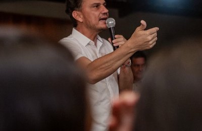Em Penedo, Marcos Beltrão reúne amigos e a população no 1º encontro marcado por diálogo direto com a população