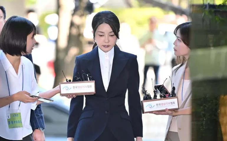 Ex-primeira-dama da Coreia do Sul é condenada a 20 meses de prisão