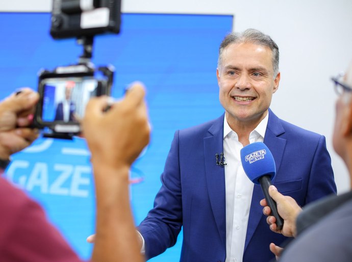 ”Sua marca é a vaidade extrema”, afirma Renan Filho ao confrontar JHC em debate da TV Gazeta