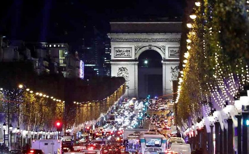 Paris inaugura iluminação natalina da avenida Champs-Elysées