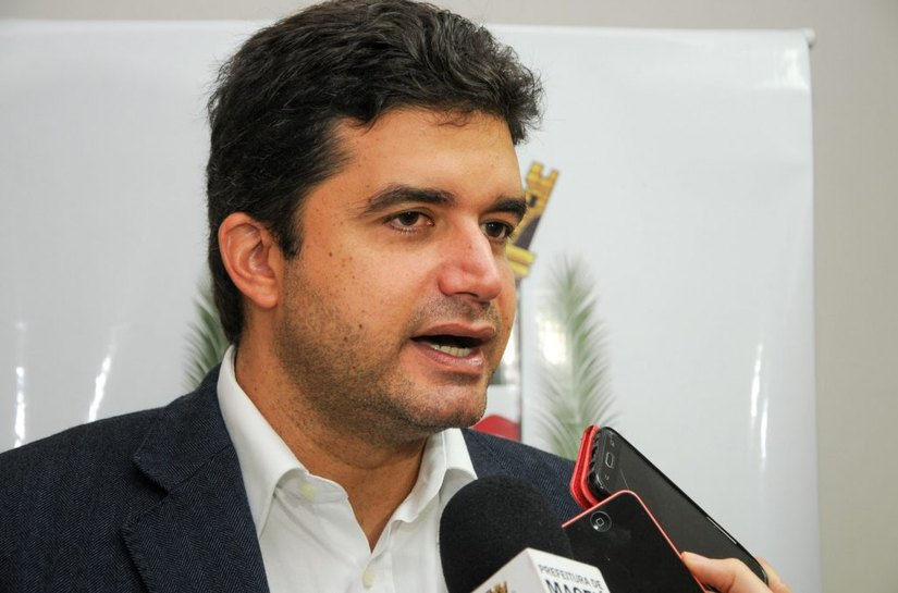 Prefeito Rui Palmeira vistoria reforma em escola nesta quarta pela manhã
