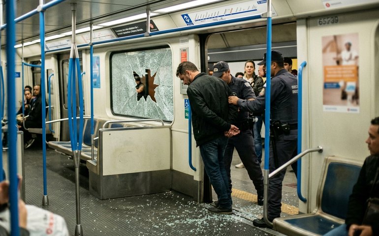 Homem é detido após quebrar vidros de trem da Linha-1 Azul do Metrô