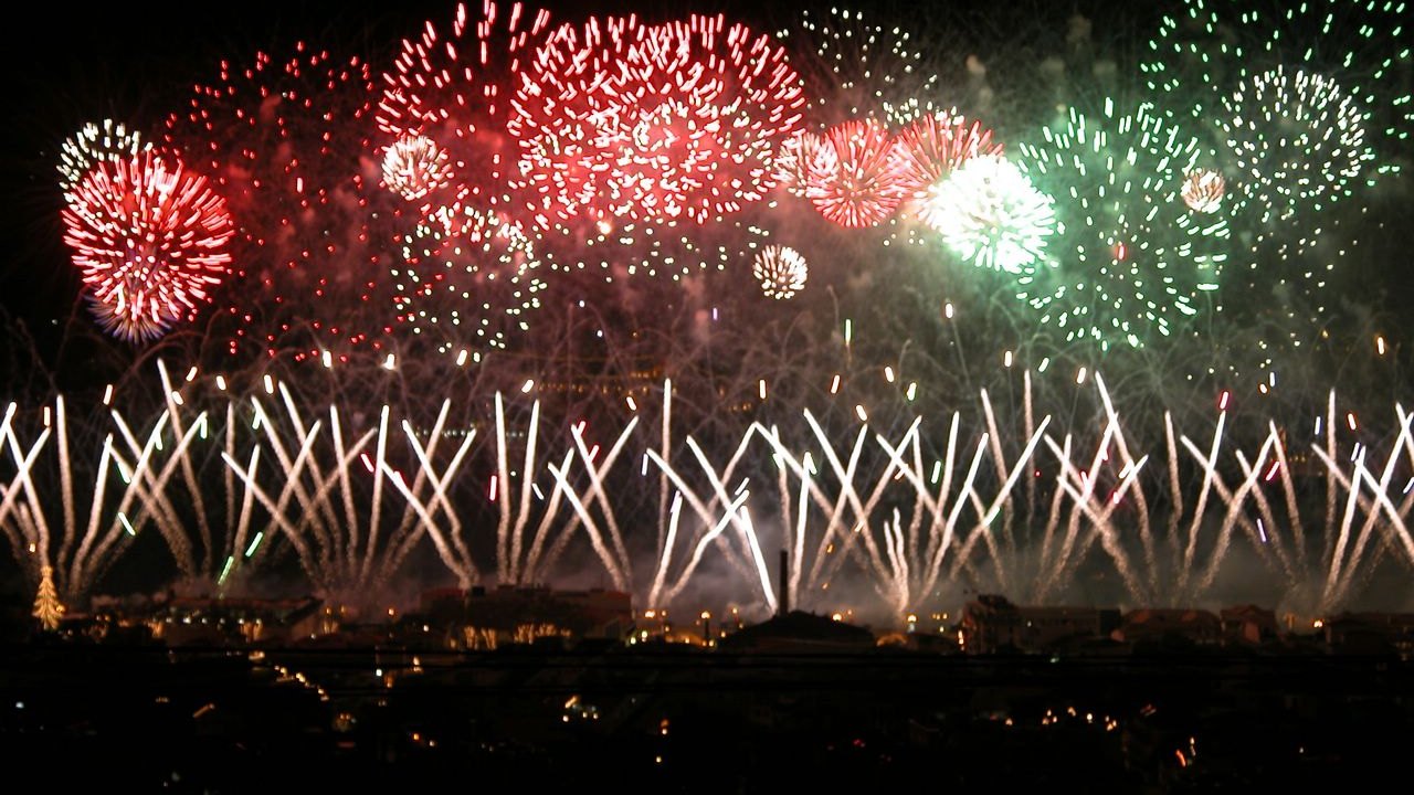 Festas de reveillon têm queima de fogos e música Brasil afora